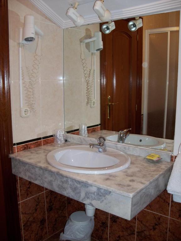 Hostal Virgen Del Villar Laguna de Duero Szoba fotó