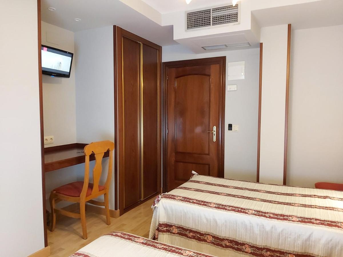 Hostal Virgen Del Villar Laguna de Duero Kültér fotó
