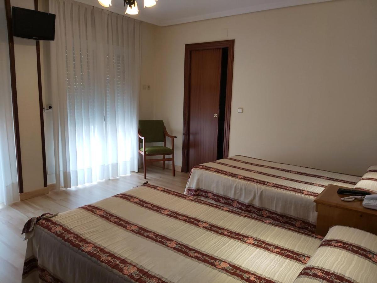 Hostal Virgen Del Villar Laguna de Duero Kültér fotó